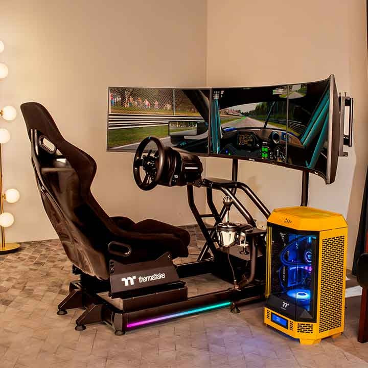 Thermaltake Triple Racing Monitorständer – Dreifache Bildschirmstütze – Verstellbarer Stahlrahmen – Kompatibel mit Monitoren von 32" bis 49" – Schwarz